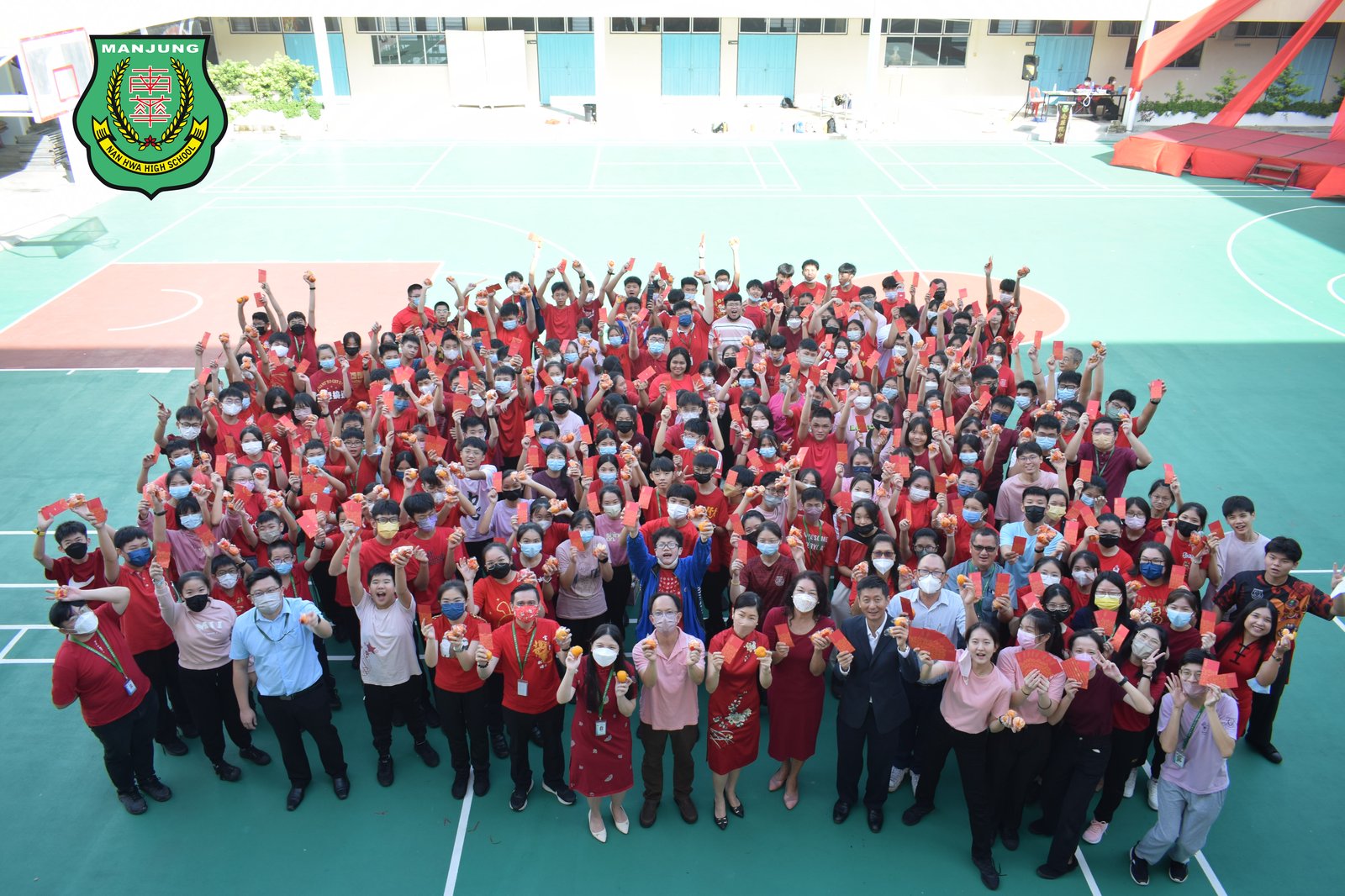 南华独中全校师生红衣合影,校园文化活动现场