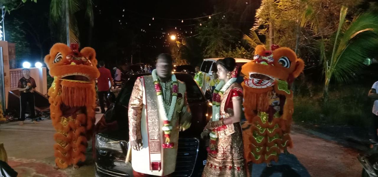 今天南华独中醒狮团为爱大华一对友族情侣订婚助兴。这也为南华独中醒狮团创造历史性一
