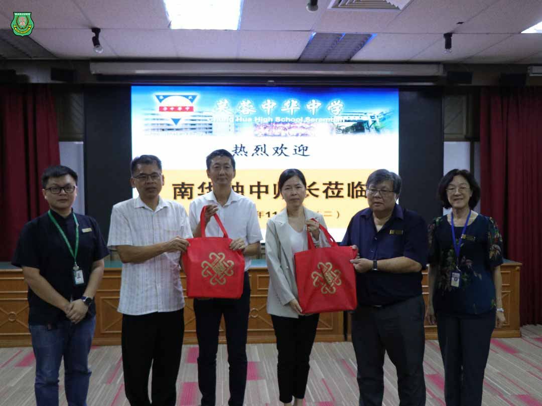 南华独中访芙蓉中华·针对硬体教学设备与网络管理进行深入交流