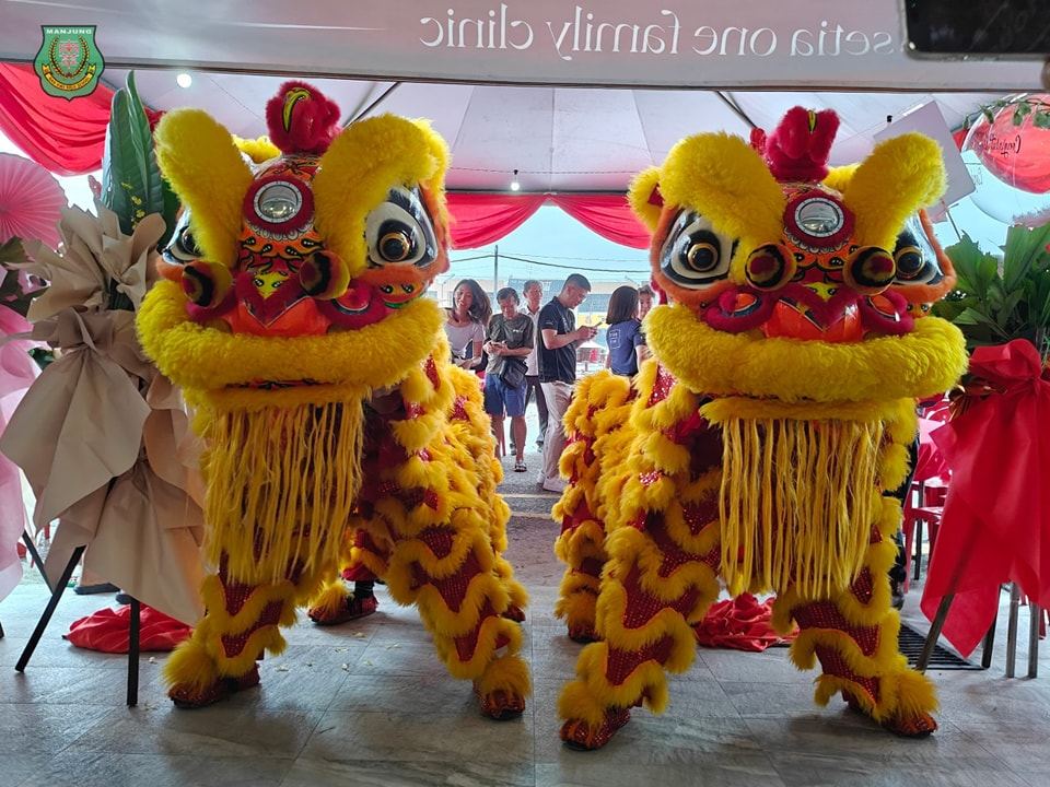 南华独中龙狮团贺新岁·南风送暖催骏马
