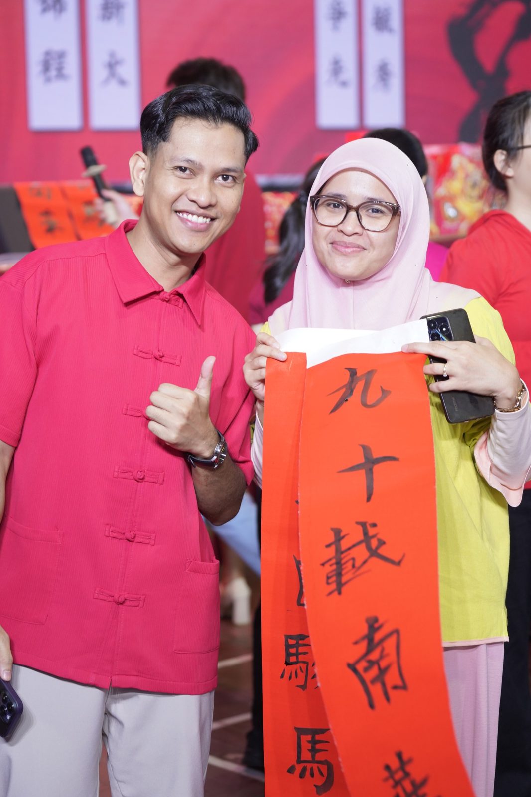 南华独中“万马迎福”红海一片